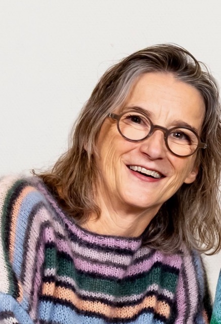 Vrouw geniet lachend van de buitenlucht