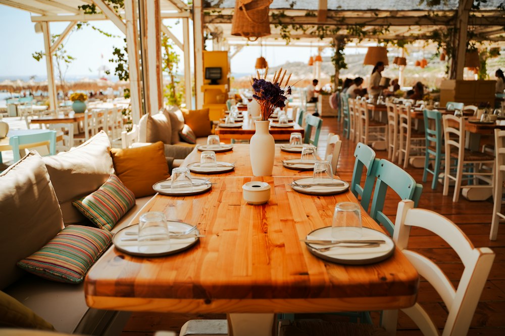 Gedekte tafels aan zee, samen eten zoals in de blauwe zones